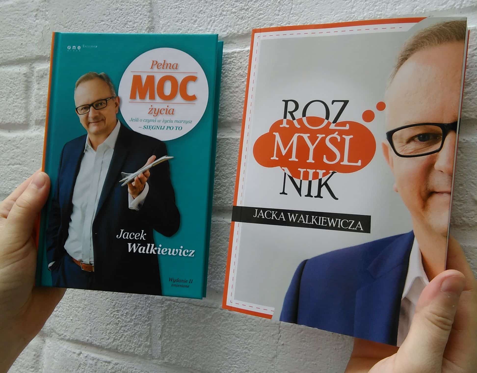 Osoba trzymająca w dłoniach dwie książki Jacka Walkiewicza