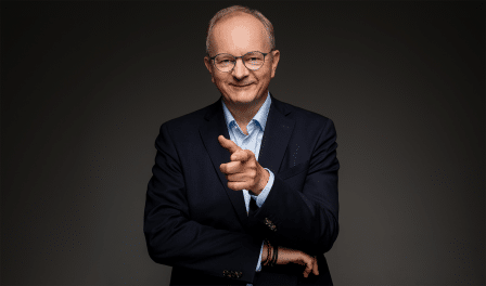 Pan Jacek Walkiewicz - charyzmatyczny mówca w sali wykładowej