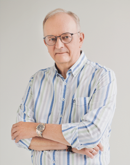 Pan Jacek Walkiewicz - charyzmatyczny mówca w sali wykładowej