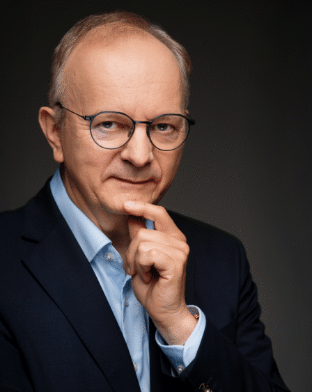 Pan Jacek Walkiewicz - charyzmatyczny mówca w sali wykładowej